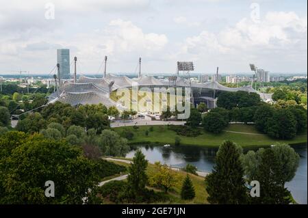 23.06.2019, München, Bayern, Deutschland, Europa - Blick vom Aussichtspunkt Olympiaberg auf das Münchner Olympiastadion mit Olympiasee. Stockfoto