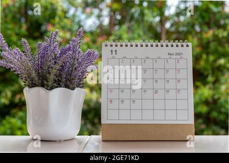 November 2021 Tischkalender mit Blume Stockfoto