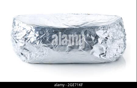 Kebab Sandwich in Aluminiumfolie bereit zum Mitnehmen isoliert auf weißem Hintergrund Stockfoto