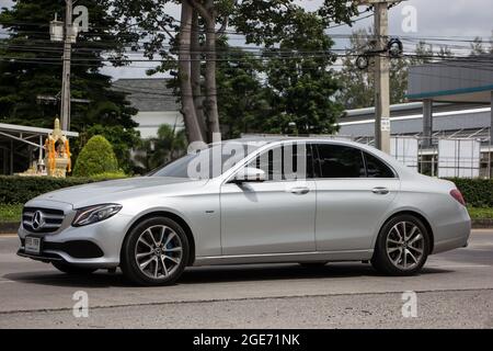 Chiangmai, Thailand -Juli 17 2021: Luxusauto Mercedes Benz E350e. Foto an der Radialstraße Nr. 1001 nördlich der Stadt chiangmai. Stockfoto