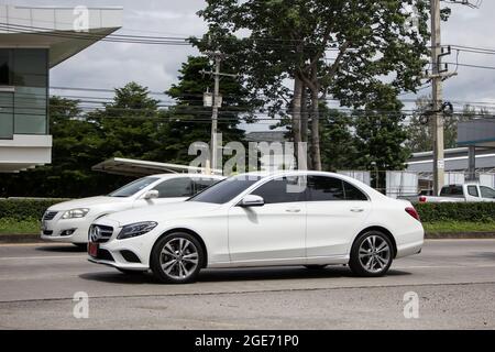 Chiangmai, Thailand -Juli 17 2021: Luxusauto Mercedes Benz C220d. Foto an der Radialstraße Nr. 1001 nördlich der Stadt chiangmai. Stockfoto