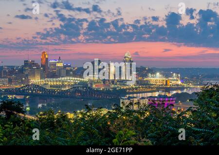 Cincinnati Skyline in Dawn vom Devou Park Stockfoto