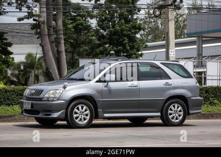 Chiangmai, Thailand -Juli 17 2021: Privates Auto, Toyota Harrier. Auf der Straße Nr. 1001, 8 km von der Stadt Chiangmai entfernt. Stockfoto