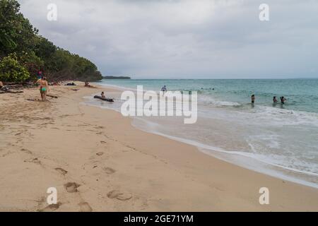 ISLA ZAPATILLA, PANAMA - 21. MAI 2016: Strand auf der Insel Isla Zapatilla, Teil des Bocas del Toro Archipels, Panama Stockfoto