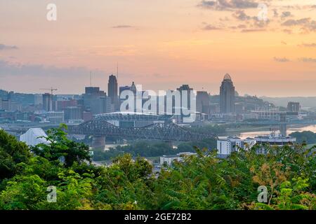 Cincinnati Skyline in Dawn vom Devou Park Stockfoto
