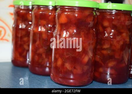 Hausgemachte Pflaumenkonfitüre in Gläsern Stockfoto