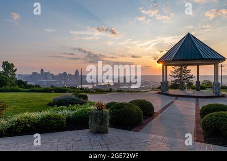 Cincinnati Skyline in Dawn vom Devou Park Stockfoto