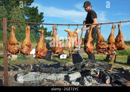 Lammkeule kochen über einem offenen Feuer in Suffolk, England Stockfoto