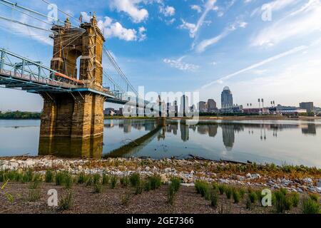 Spiegelungen der Skyline von Cincinnati im Ohio River Stockfoto