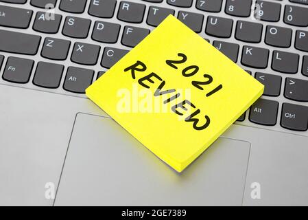 2021 Review on Adhesive Note on top of Laptop Stockfoto
