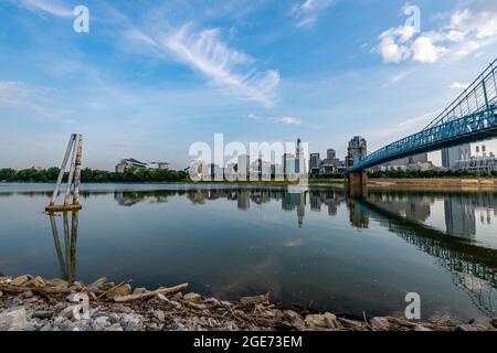 Spiegelungen der Skyline von Cincinnati im Ohio River Stockfoto