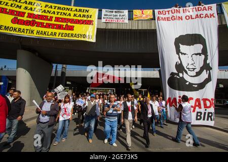 Ein Moment der Demonstration der Alevis gegen Diskriminierung und gegen die Beteiligung der Türkei am Krieg in Syrien. Stockfoto