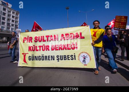 Ein Moment der Demonstration der Alevis gegen Diskriminierung und gegen die Beteiligung der Türkei am Krieg in Syrien. Stockfoto