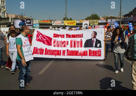 Ein Moment der Demonstration der Alevis gegen Diskriminierung und gegen die Beteiligung der Türkei am Krieg in Syrien. Stockfoto