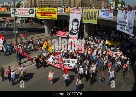 Ein Moment der Demonstration der Alevis gegen Diskriminierung und gegen die Beteiligung der Türkei am Krieg in Syrien. Stockfoto