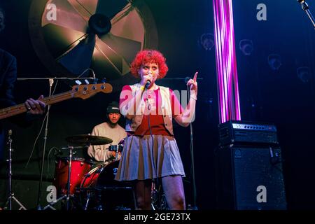 14. August 2021: Die britische Sängerin Phoebe Green tritt in Liverpool in der Invisible Wind Factory auf (Foto: © Andy von Pip/ZUMA Press Wire) Stockfoto