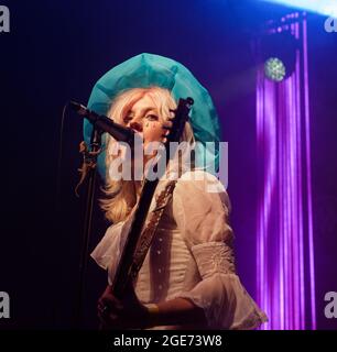 14. August 2021: Izzy b Phillips von der britischen Band Black Honey tritt in Liverpool in der Invisible Wind Factory auf (Bildquelle: © Andy von Pip/ZUMA Press Wire) Stockfoto