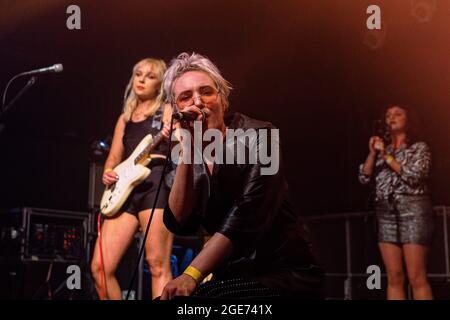 14. August 2021: Erin Cain und Faith Vern of Pins spielen live in Liverpools unsichtbarer Windfabrik (Foto: © Andy von Pip/ZUMA Press Wire) Stockfoto