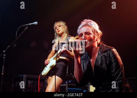 14. August 2021: Erin Cain und Faith Vern of Pins spielen live in Liverpools unsichtbarer Windfabrik (Foto: © Andy von Pip/ZUMA Press Wire) Stockfoto