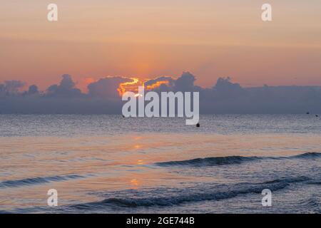 Langrune-Sur-Mer, Frankreich - 08 03 2021: Sonnenaufgang über dem Meer vom Strand Stockfoto