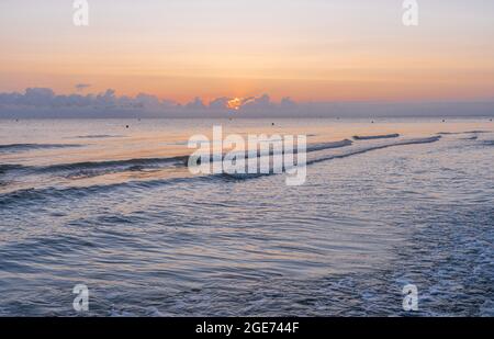 Langrune-Sur-Mer, Frankreich - 08 03 2021: Sonnenaufgang über dem Meer vom Strand Stockfoto