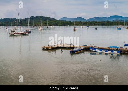 PORTOBELO, PANAMA - 28. MAI 2016: Segelboote und ein Pier im Dorf Portobelo, Panama Stockfoto