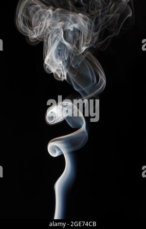 Nahaufnahme von Rauch oder Dampf, der vor schwarzem Hintergrund aufsteigt Stockfoto