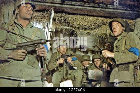 DER DIRTY DOZEN MGM-Film von 1967 mit Jim Brown links und Donald Sutherland Stockfoto