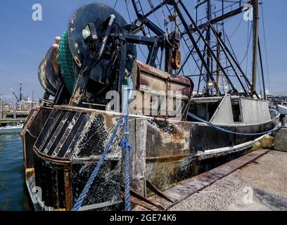 Old Trawler: Ein arbeitsgetragenes Netzfischerboot ruht an einem New England Dock. Stockfoto