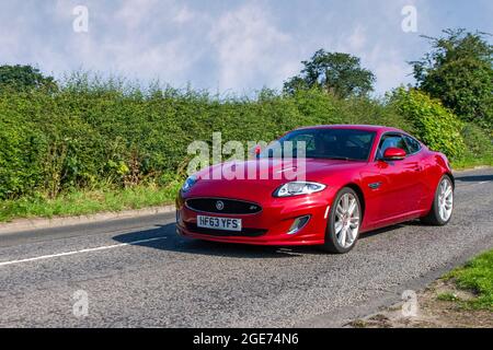 2013 (63) rotes Jaguar XK R 6-Gang-Automatikcoupé mit 5000 ccm Benziner und 2-dr-Funktion, auf dem Weg zur Capesthorne Hall Classic Car Show im Juli, Ceshire, Großbritannien Stockfoto