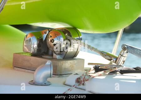 Der Bug der Yacht mit Ankerstopps, einer Winde, einem Poller mit einem Festmacherseil und einem Teil der Ankerkette. Stockfoto