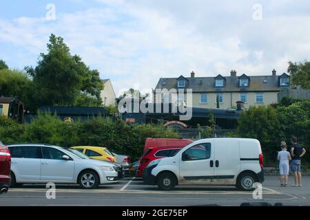 Eine westliche somerset-Dampfmaschine kommt an der watchet-Station somerset england uk an Stockfoto