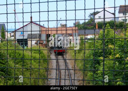 Eine westliche somerset-Dampfmaschine kommt an der watchet-Station somerset england uk an Stockfoto