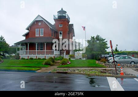 Kleiner Leuchtturm aus rotem Backstein an der Atlantikküste von New Jersey in der Stadt Sea Gurt an einem regnerischen Tag -02 Stockfoto