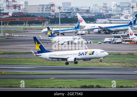 Jetliner am Flughafen Haneda Stockfoto