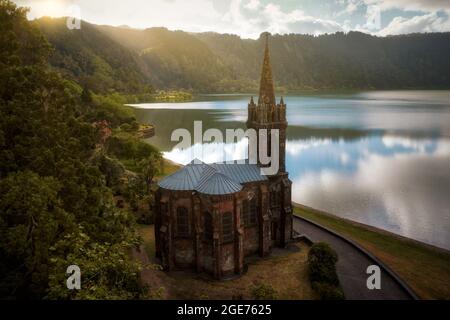 Capela de Nossa Senhora das Vitorias Kirche neben dem Vulkankrater auf Sao Miguel, Azoren, Portugal, nachbearbeitet mit Belichtungsreihe Stockfoto