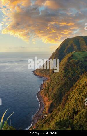 Ponta da Madrugada an der Ostküste von Sao Miguel, Azoren, Portugal, wurde mit Belichtungsreihenanstachelung nachbearbeitet Stockfoto