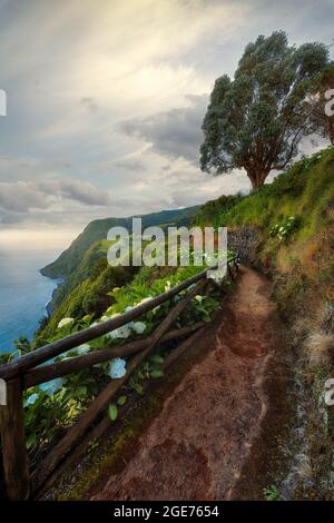 Ponta da Madrugada an der Ostküste von Sao Miguel, Azoren, Portugal, wurde mit Belichtungsreihenanstachelung nachbearbeitet Stockfoto