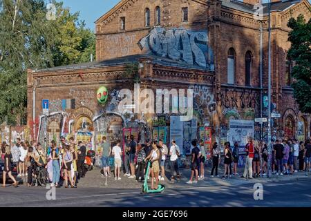 lange Warteschlangen vor den Clubs und Biergärten am Schleusenufer in Berlin-Kreuzberg , Aeden Club, Birgits & Bier. Contrat only with Cornona Warn-App o Stockfoto