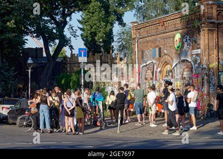 lange Warteschlangen vor den Clubs und Biergärten am Schleusenufer in Berlin-Kreuzberg , Aeden Club, Birgits & Bier. Contrat only with Cornona Warn-App o Stockfoto