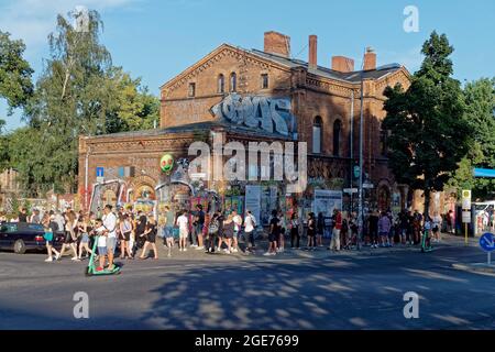 lange Warteschlangen vor den Clubs und Biergärten am Schleusenufer in Berlin-Kreuzberg , Aeden Club, Birgits & Bier. Contrat only with Cornona Warn-App o Stockfoto