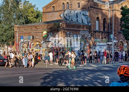 lange Warteschlangen vor den Clubs und Biergärten am Schleusenufer in Berlin-Kreuzberg , Aeden Club, Birgits & Bier. Contrat only with Cornona Warn-App o Stockfoto