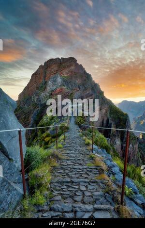 Wanderung von Pico Arieiro nach Ruivo auf Madeira, Portugal, nachbearbeitet mit Expositionsklammer Stockfoto