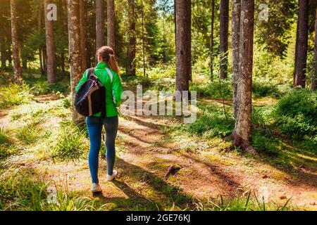 Frau Wandertouristin Wandern durch Wald in Karpaten Berge genießen Landschaft. Reisen mit Rucksack im Sommer Ukraine. Stockfoto