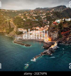 Ponta do Sol Village während des Sonnenuntergangs auf Madeira, Portugal, nachbearbeitet mit Belichtungsreihe Stockfoto