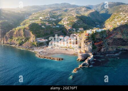 Ponta do Sol Village während des Sonnenuntergangs auf Madeira, Portugal, nachbearbeitet mit Belichtungsreihe Stockfoto