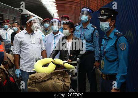 Kathmandu, Kathmandu August 2021. Nepalis, die in Afghanistan gearbeitet haben, kommen am 17. August 2021 am internationalen Flughafen Tribhuvan, Kathmandu, Nepal an. So kamen am Dienstag von Afghanistan über Kuwait bis zu 118 Nepalesen in der Hauptstadt Kathmandu an, teilte das nepalesische Außenministerium mit. Quelle: Sulav Shrestha/Xinhua/Alamy Live News Stockfoto