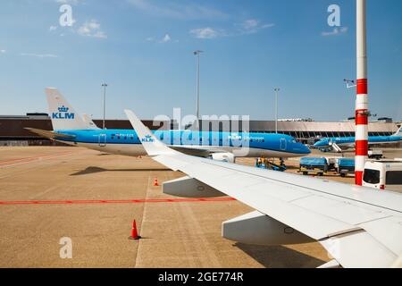 Amsterdam, Niederlande - 7. Juli 2021: KLM Plains am Flughafen Schiphol. Stockfoto