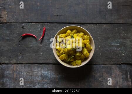 Bengalische Küche aloo posto oder Kartoffel gebraten mit Mohn Samen mit einer Mischung von Gewürzen. Nahaufnahme, selektiver Fokus. Stockfoto