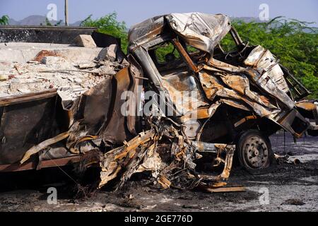 Ajmer, Indien, August 17: Criminalistik-Experten führen die technische Überprüfung der beteiligten Fahrzeuge durch und arbeiten an der Entstehung des Crashs. Ein Feuer bricht aus nach einem Zusammenstoß zweier Lastwagen auf einer Nationalstraße in der Nähe von Ajmer, Rajasthan, wurden vier Personen ernsthaft verbrannt und ins Krankenhaus gebracht.Quelle: Himanshu Sharma / Eyepix Group/Alamy Live News Stockfoto